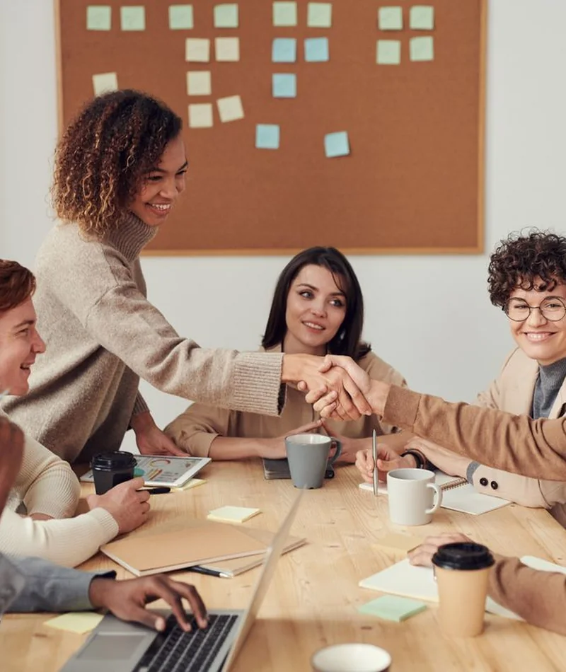 Unternehmer*innen im Austausch bei einem Frühstücks-Meeting in Karlsruhe